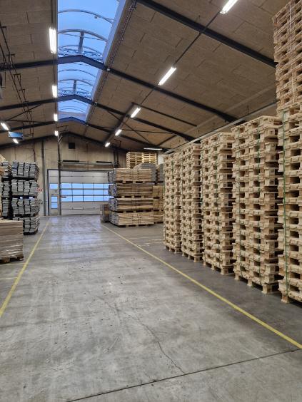Lagerlokale hos Pallekoncept, der opbevare genbrugspaller klar til salg